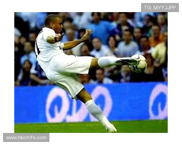 足球明星在比赛中展现力量与技巧的暴力射门精彩瞬间合集