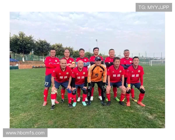 足球明星比心瞬间展现温暖与激情的完美结合，感受他们的爱与支持